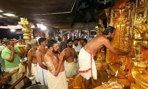 ഇടവമാസ പൂജകള്‍ക്കായി ശബരിമല നട തുറന്നു; മഴയെ അവഗണിച്ച് അയ്യനെ വണങ്ങാന്‍ കാത്തുനിന്നത് ആയിരങ്ങള്‍; ഈ മാസം 19 ന് നട അടയ്ക്കും