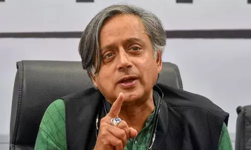 1971-ല്‍ ഇന്ദിരാഗാന്ധി സ്വീകരിച്ച നിലപാട് കോണ്‍ഗ്രസ് ഉയര്‍ത്തിക്കാട്ടിയപ്പോള്‍ അതല്ല 2025 ലെ സാഹചര്യമെന്ന് തിരുത്ത്; മൂന്നാം കക്ഷി ഇടപെടല്‍ വിഷയത്തിലും കോണ്‍ഗ്രസ് നിലപാടിന് കടകവിരുദ്ധ പ്രസ്താവന; ഇന്ത്യ-പാക്ക് സംഘര്‍ഷത്തില്‍ പാര്‍ട്ടി ലൈന്‍ പാലിക്കണമെന്ന് തരൂരിന് താക്കീത്; പാര്‍ട്ടിക്ക് വിധേയനാകുമോ തിരുവനന്തപുരം എംപി?