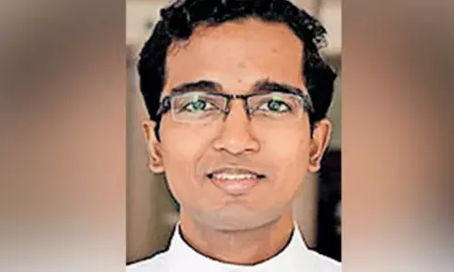 പള്ളി വികാരിയെ കിടപ്പു മുറിയില്‍ തൂങ്ങി മരിച്ച നിലയില്‍ കണ്ടെത്തി; ആത്മഹത്യ ചെയ്തത് എരുമപ്പെട്ടി പതിയാരം പള്ളിയിലെ വികാരി ഫാ. ലിയോ പുത്തൂര്‍