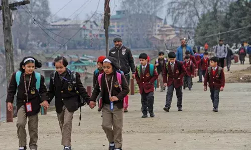 കശ്മീരില്‍ ജനജീവിതം സാധാരണ നിലയിലേക്ക്;  അതിര്‍ത്തി പ്രദേശങ്ങളിലെ അനവധി സ്‌കൂളുകള്‍ ഇന്ന് വീണ്ടും തുറക്കും