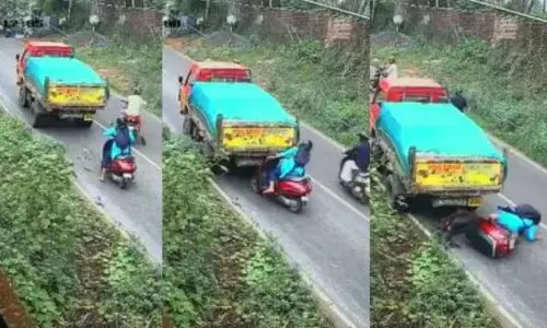 ജീവൻ തിരിച്ചുകിട്ടിയ നിമിഷം...; ഫുൾ ലോഡുമായി കയറ്റം കയറവെ ഒന്ന് നിന്നു; പൊടുന്നനെ അപകടം; നിയന്ത്രണം തെറ്റി പിന്നോട്ട് നീങ്ങി ലോറി; സ്കൂട്ടർ യാത്രക്കാരി രക്ഷപ്പെട്ടത് തലനാരിഴയ്ക്ക്