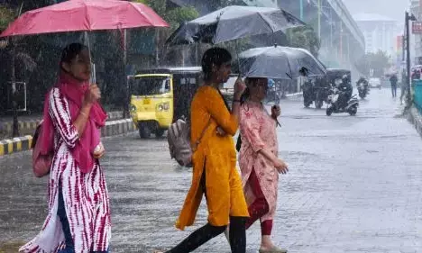 കാലവർഷം മുറ്റത്തെത്തി കുട എടുക്കാൻ മറക്കല്ലേ..!; ബംഗാൾ ഉൾക്കടലിലും അറബിക്കടലിലും ആൻഡമാനിലും വ്യാപിച്ചു; സംസ്ഥാനത്ത് ഇടിമിന്നലോട് കൂടിയ മഴയ്ക്ക് സാധ്യത