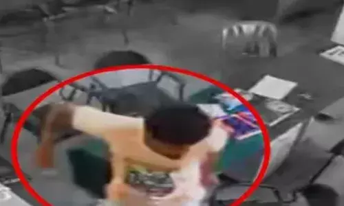 കളിക്കുന്നതിനിടെ ബോള്‍ വീട്ടിലേക്ക് വീണു; തിരികെ കൊടുത്തില്ലെന്നാരോപിച്ച് തർക്കം; പിന്നാലെ അധ്യാപകനെ കുത്തിപ്പരിക്കേല്‍പ്പിച്ച് ക്രൂരത; മുഖത്ത് മാരക പരിക്ക്; 21-കാരൻ പിടിയിൽ