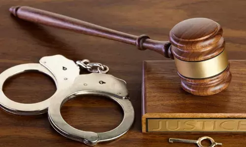 ട്രെയിനില്‍ യുവതിയുടെ ഫോട്ടോ എടുത്തു; സൂം ചെയ്ത് നോക്കുന്നതിനിടെ ഭര്‍ത്താവിന്റെ കണ്ണില്‍പ്പെട്ടു: സര്‍ക്കാര്‍ ജീവനക്കാരന്‍ പിടിയില്‍