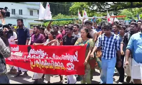 കണ്ണൂരില്‍ എസ്.എഫ്.ഐ പ്രതിഷേധത്തിനിടെ അക്രമം; കോണ്‍ഗ്രസ് കൊടിമരവും കെ സുധാകരന് അനുകൂലമായ ഫ്‌ലക്‌സും തകര്‍ത്തു