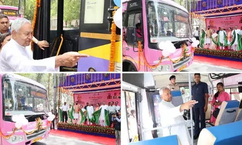 166 ഡീലക്‌സ് ബസുകള്‍ ഫ്‌ലാഗ് ഓഫ് ചെയ്ത് നിതീഷ് കുമാര്‍; 20 എണ്ണം സ്ത്രീകള്‍ക്ക് വേണ്ടി റിസര്‍വ് ചെയ്തവ