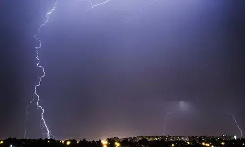 കാറില്‍ നിന്നും പുറത്തേക്ക് ഇറങ്ങുന്നതിനിടെ മിന്നലേറ്റു; കളമശേരിയില്‍ വീട്ടമ്മയ്ക്ക് ദാരുണാന്ത്യം