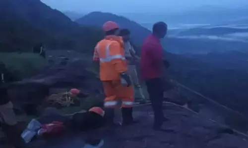 കോട്ടപ്പാറ വ്യൂ പോയിന്റില്‍ നിന്ന് യുവാവ് 70 അടി താഴ്ചയിലേക്ക് വീണു; ഫയര്‍ഫോഴ്‌സ് എത്തി രക്ഷപ്പെടുത്തി