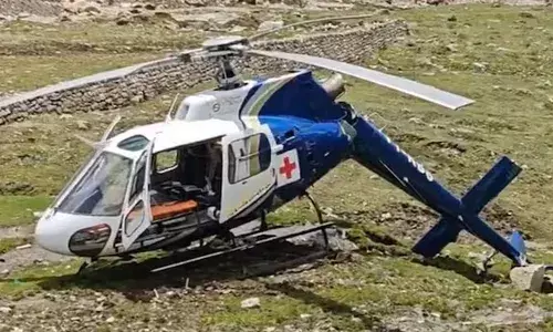 ആകാശത്തൂടെ പറക്കവേ വാൽ ഭാഗം ഇളകിത്തെറിച്ചു; ഭയന്ന് നിലവിളിച്ച് യാത്രക്കാർ; വൻ ദുരന്തത്തിൽ ഹെലി ആംബുലൻസ് രക്ഷപ്പെട്ടത് തലനാരിഴയ്ക്ക്; ഭീമന് അടിയന്തിര ലാൻഡിംഗ്