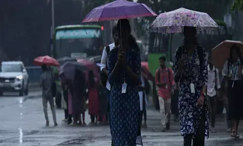 അറബിക്കടലിന് മുകളിൽ ന്യൂന മർദ്ദം; സംസ്ഥാനത്ത് ഇടിമിന്നലോടെ ശക്തമായ മഴക്ക് സാധ്യത; യെല്ലോ അലർട്ടുകൾ പ്രഖ്യാപിച്ചു; ജാഗ്രത നിർദ്ദേശം നൽകി അധികൃതർ
