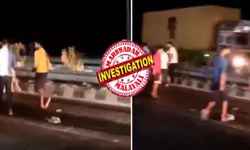 കുറച്ചുനേരം ടീ ബ്രേക്ക് എന്ന് ബസ് ഡ്രൈവർ; നല്ല സ്പോട്ട് നോക്കി പാർക്ക് ചെയ്തു; ഒരു യാത്രക്കാരൻ ചായ കുടിക്കാൻ ഇറങ്ങിയതും ട്വിസ്റ്റ്; റോഡിൽ ചിതറി വീണത് ലക്ഷങ്ങൾ; പെറുക്കാൻ ഓടിക്കൂടി നാട്ടുകാർ; ദൃശ്യങ്ങൾ കണ്ട പോലീസ് ചെയ്തത്!