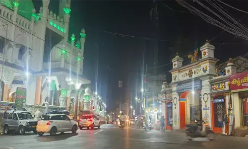 6 ചായയ്ക്കും ഒരു ബിസ്‌കറ്റിനുമായി 140 രൂപ; അമിത വില ചോദ്യം ചെയ്തപ്പോള്‍  ഷോ കാണിക്കാതെ പോകാന്‍ പറഞ്ഞ് തീര്‍ത്ഥാടകരെ മര്‍ദ്ദിച്ചെന്ന് പരാതി; സംഭവം എരുമേലി നടപന്തലിലെ താല്‍ക്കാലിക കടയില്‍