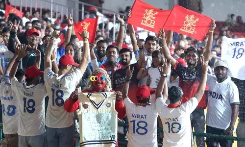 ഐപിഎല്ലില്‍ കൊല്‍ക്കത്തയുടെ വഴിമുടക്കി കനത്ത മഴ; ഒരു പന്തുപോലും എറിയാതെ മത്സരം ഉപേക്ഷിച്ചു; രഹാനെയും സംഘവും പ്ലേ ഓഫ് കാണാതെ പുറത്ത്; കോലിക്ക് ആദരമായി വെള്ളക്കടലായി ആര്‍ത്തലച്ച് ആര്‍സിബി ആരാധകര്‍