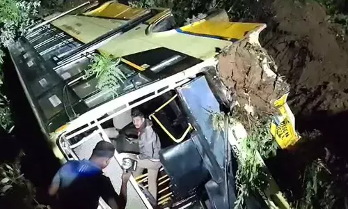 വാല്‍പ്പാറയില്‍ ബസ് നിയന്ത്രണം വിട്ട് കുഴിയിലേക്ക് മറിഞ്ഞ് 30 പേര്‍ക്ക് പരിക്ക്; 14 പേരുടെ നില ഗുരുതരം