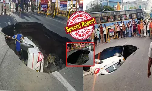 തിരക്കേറിയ റോഡിലൂടെ സാധാരണ വേഗതയിൽ പാഞ്ഞ് കാർ; പൊടുന്നനെ മുന്നിൽ തെളിഞ്ഞത് പാതാള കുഴി; ഒന്നും ചെയ്യാൻ കഴിയാതെ ഡ്രൈവർ; പിന്നാലെ ഉഗ്രശബ്ദം; നിലവിളി കേട്ട് ആളുകൾ ഓടിക്കൂടിയപ്പോൾ സംഭവിച്ചത്!