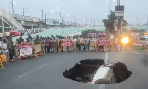 നടുറോഡില്‍ പെട്ടെന്ന് ഉണ്ടായത് എട്ട് അടിയോളം ആഴമുള്ള കുഴി; കുഴിയിലേക്ക് വീണത് ട്രാഫിക് സിഗ്നലില്‍ കിടന്ന കാര്‍; യാത്രക്കാര്‍ രക്ഷപ്പെട്ടത് തലനാരിഴയ്ക്ക്; സംഭവം ചെന്നൈയില്‍