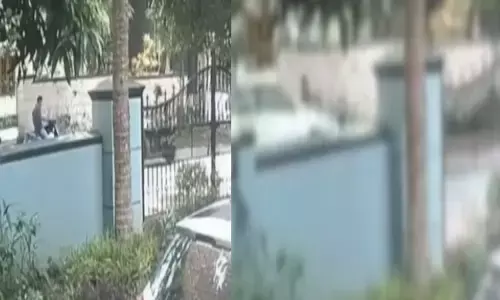 സ്കൂട്ടർ റോഡരികിൽ നിർത്തി ഫോൺ നോക്കി നിന്നു; പിന്നാലെ കുതിച്ചെത്തിയ കാറിടിച്ച് വൻ അപകടം; ​ഗുരുതരമായി പരിക്കേറ്റ സ്കൂട്ടർ യാത്രികന് ദാരുണാന്ത്യം; ഭയപ്പെടുത്തുന്ന ദൃശ്യങ്ങൾ അടക്കം പുറത്ത്