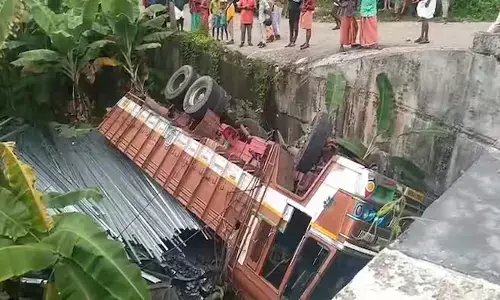 ഫുൾ ലോഡുമായി കയറ്റം കയറവെ ബ്രേക്ക് നഷ്ടപ്പെട്ടു; പിന്നോട്ട് ഉരുണ്ട ടോറസ് ലോറി വയലിലേക്ക് പതിച്ച് അപകടം; ഡ്രൈവർക്ക് ഗുരുതര പരിക്ക്; സംഭവം കഴക്കൂട്ടത്ത്