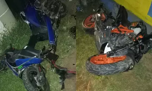 നരിയാപുരത്ത് സ്കൂട്ടറും ബൈക്കും തമ്മിൽ കൂട്ടിയിടിച്ച് അപകടം; രണ്ടു പേർക്ക് ദാരുണാന്ത്യം; ഒരാൾക്ക് ​ഗുരുതര പരിക്ക്; ഇടി ശബ്ദം കേട്ട് നാട്ടുകാർ ഓടിയെത്തി; തകർന്ന് തരിപ്പണമായി വാഹനങ്ങൾ