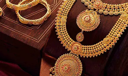 സ്വര്‍ണ വില വീണ്ടും താഴേക്ക്; പവന് 360 രൂപ കുറഞ്ഞു; ഒരു ഗ്രാം സ്വര്‍ണത്തിന്റെ ഇന്നത്തെ വില 8710 രൂപ