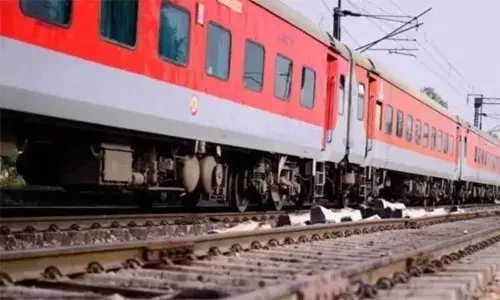 റെയില്‍വേ ട്രാക്കുകളില്‍ മരത്തടി കെട്ടിവെച്ചു; യുപിയില്‍ രാജധാനി എക്സ്പ്രസടക്കമുള്ള ട്രെയിനുകള്‍ അട്ടിമറിക്കാന്‍ ശ്രമം