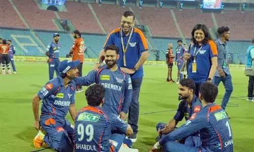 സ്വന്തം ടീ പുറത്തുപോയെങ്കിലും ഗോയങ്ക ഇക്കുറി കൂളാണ്..! പ്ലേ ഓഫ് കാണാതെ ലക്‌നൗ സൂപ്പര്‍ ജെയിന്റ്‌സ് പുറത്തു പോയിട്ടും ഗ്രൗണ്ടില്‍ കളിയും ചിരിയുമായി ഗോയങ്കയും ലഖ്‌നോ താരങ്ങളും