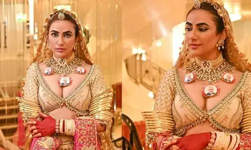 ട്രഡീഷണും മോഡേണും കൂടിച്ചേര്‍ന്ന പരമ്പരാഗത രാജസ്ഥാനി ഡിസൈനിലുണ്ടാക്കിയ മാല; അതില്‍ പ്രധാനമന്ത്രി നരേന്ദ്ര മോദിയുടെ മുഖമുള്ള ലോക്കറ്റ്; ഒപ്പം പൊന്നുപോലുള്ള ഗോള്‍ഡന്‍ ലെഹങ്കയും: കാനില്‍ വ്യത്യസ്ഥ ലുക്കില്‍ നടി