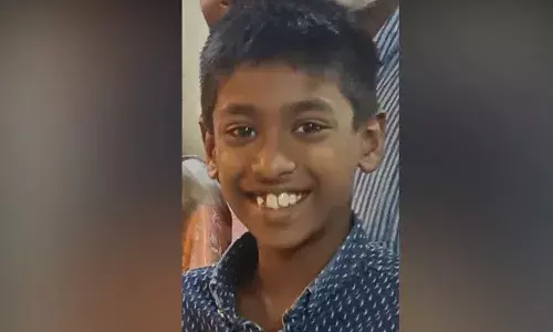 കുടുംബത്തോടൊപ്പം മരത്തണലിലിരുന്ന് ഭക്ഷണം കഴിക്കുന്നതിനിടെ ശിഖരം ഒടിഞ്ഞു വീണു; 13 വയസ്സുകാരന് ദാരുണ മരണം: ഗുരുതര പരിക്കേറ്റ മറ്റൊരു കുട്ടി ആശുപത്രിയില്‍