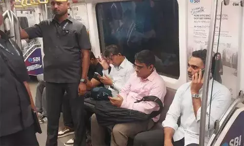 കനത്ത മഴയ്ക്ക് പിന്നാലെ വന്‍ ട്രാഫിക് ബ്ലോക്കില്‍ കുടുങ്ങി; മുംബൈ മെട്രോയില്‍ സഞ്ചരിച്ച് മഹാരാഷ്ട്ര മന്ത്രി