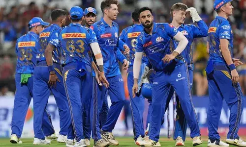 വാങ്കഡെയില്‍ മുംബൈയ്ക്ക് വിജയ സൂര്യന്‍; ഡല്‍ഹി ക്യാപ്പിറ്റല്‍സിനെ 59 റണ്‍സിന് കീഴടക്കി പ്ലേ ഓഫില്‍; അര്‍ധ സെഞ്ചുറിയുമായി സൂര്യകുമാര്‍ കളിയിലെ താരം; ഡല്‍ഹിയെ എറിഞ്ഞിട്ടത് മൂന്ന് വിക്കറ്റ് വീതം വീഴ്ത്തിയ ബുംറയും സാന്റ്നറും; മുംബൈ പ്ലേ ഓഫില്‍ കടക്കുന്നത് പതിനൊന്നാം തവണ