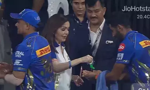 മത്സരശേഷം ഹസ്ത്ദാനം നല്‍കാനായി ഗ്രൗണ്ടിലേക്ക് പോകാനൊരുങ്ങിയ ജസ്പ്രീത് ബുമ്രയെ തിരിച്ചുവിളിച്ച് സാനിറ്റൈസര്‍ ഒഴിച്ചുകൊടുത്ത് നിത അംബാനി; രാജ്യത്ത് കോവിഡ് കേസുകള്‍ ഉയരുമ്പോള്‍ കരുതലുമായി മുംബൈ ഇന്ത്യന്‍സ് ഉടമ;  മുതലാളിയുടെ ജാഗ്രതയ്ക്ക് കൈയടിച്ച് ആരാധകര്‍