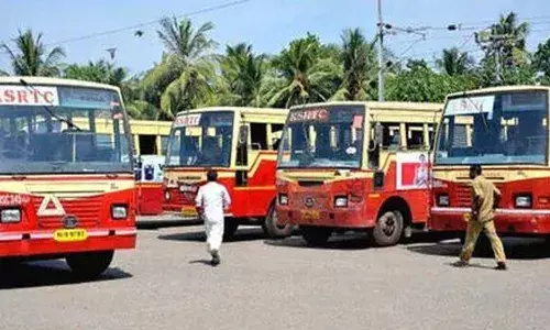 ശെടാ..; ബസ് പറഞ്ഞതിലും നേരെത്തെ സ്റ്റാൻഡിൽ നിന്നും പുറപ്പെട്ടു; പാതി വഴി എത്തിയപ്പോൾ തലയിൽ കൈവെച്ച് കണ്ടക്ടർ; ടിക്കറ്റ് ബുക്ക് ചെയ്തവർ പെരുവഴിയിൽ; വലഞ്ഞ് യാത്രക്കാർ!