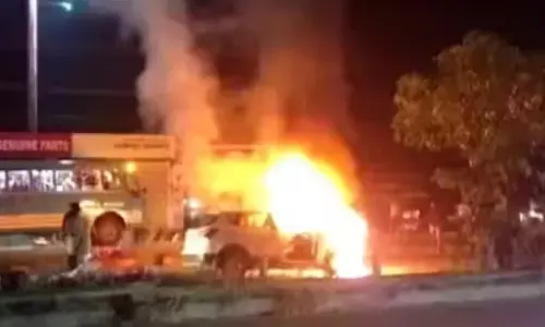 ഓടിക്കൊണ്ടിരിക്കെ പുക ഉയർന്നു; നിമിഷങ്ങൾക്കുള്ളിൽ തീആളിക്കത്തി; കാർ കത്തിനശിച്ചു; കുടുംബം രക്ഷപ്പെട്ടത് തലനാരിഴയ്ക്ക്