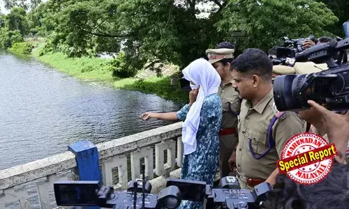 കുഞ്ഞിനെ കൊന്ന അവളുടെ മുഖമൊന്ന് കാണിക്ക് സാറേ; ആക്രോശിച്ച് നാട്ടുകാര്‍: മൂന്നര വയസ്സുകാരിയെ കൊലപ്പെടുത്തിയ അമ്മയുമായി മൂഴുക്കുളം പാലത്തില്‍ തെളിവെടുപ്പ്;  പാലത്തിന്റെ മധ്യഭാഗത്ത് എത്തുന്നതിനു മുന്‍പ് മകളെ പുഴയിലേക്ക് എറിഞ്ഞെന്ന് വെളിപ്പെടുത്തല്‍;  മൊഴിയിലെ കുരുക്കഴിക്കാന്‍ അമ്മയേയും ചെറിയച്ഛനേയും ഒരുമിച്ചിരുത്തി ചോദ്യം ചെയ്യാന്‍ പോലീസ്
