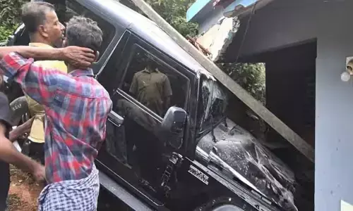 വീട്ടിലുള്ളവര്‍ തിരിച്ചെത്തിയതും ചങ്ക് തകരുന്ന കാഴ്ച; ചുമരും തകർത്ത് ഇടിച്ചുകയറിയ നിലയിൽ ഒരു ബ്ലാക്ക് ഥാർ; അപകട കാരണം വ്യക്തമല്ല; ഒഴിവായത് വൻ ദുരന്തം