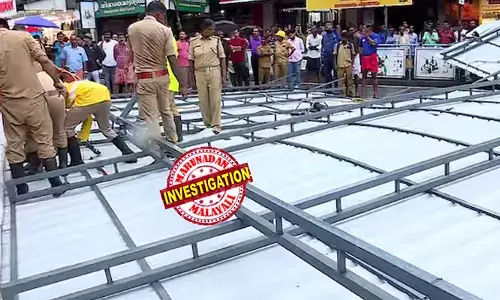 തൃശൂരില്‍ കനത്ത മഴയ്ക്കിടെ അപകടം; കോര്‍പറേഷന്റെ നാലുനില കെട്ടിടത്തിനു മുകളില്‍നിന്ന് ഇരുമ്പ് മേല്‍ക്കൂര കാറ്റത്ത് റോഡിലേക്ക് വീണു; എം ഒ റോഡില്‍ ഗതാഗതം തടസ്സപ്പെട്ടു;  തകരാര്‍ കണ്ടിട്ടും കോര്‍പ്പറേഷന്‍ അറ്റകുറ്റപ്പണി നടത്തിയില്ലെന്ന് ആരോപണം