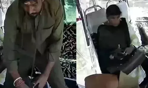 ബസ് ഓടിച്ചുകൊണ്ടിരിക്കെ ഡ്രൈവര്‍ക്ക് ഹൃദയാഘാതം, ദാരുണാന്ത്യം; കൈകൊണ്ട് ബസ് ബ്രേക്ക് ചെയ്ത് യാത്രക്കാരെ സുരക്ഷിതരാക്കി കണ്ടക്ടര്‍