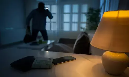 വീട്ടുകാർ വിദേശത്ത് പോയി; പിന്നാലെ മുൻവശത്തെ വാതിൽ കുത്തിതുറന്ന് മോഷണം; 15 പവൻ സ്വർണവും 4 ലക്ഷം രൂപയും കവർന്നു; സംഭവം ശ്രീകാര്യത്ത്