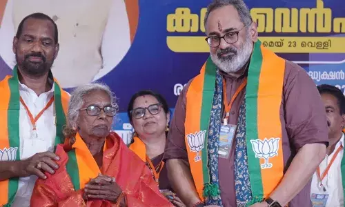 ക്ഷേമ പെന്‍ഷന്‍ മുടങ്ങിയതിന് ഭിക്ഷ യാചിച്ച് സമരം നടത്തിയ മറിയക്കുട്ടി ബിജെപിയില്‍; രാജീവ് ചന്ദ്രശേഖറില്‍ നിന്ന് അംഗത്വം സ്വീകരിച്ചു; കോണ്‍ഗ്രസ് നേതാക്കള്‍ വീട് വച്ച് തന്നത് കൊണ്ടായില്ലെന്നും അവരുടെ അവഗണന മൂലമാണ് ബിജെപിയില്‍ ചേര്‍ന്നതെന്നും മറിയക്കുട്ടി