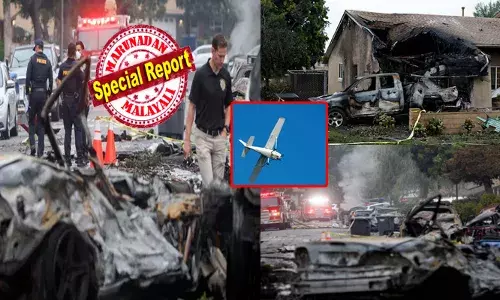 വിമാനം താഴ്ന്ന് പറക്കുന്നത് പുറത്തുനിന്നവരുടെ ശ്രദ്ധയിൽപ്പെട്ടു; ഏറെനേരം ആകാശത്ത് വട്ടമിട്ടു പറന്നു; പൊടുന്നനെ വൻ പൊട്ടിത്തെറി; ഉഗ്രശബ്ദത്തിൽ ജനവാസമേഖലയിൽ ഇടിച്ചിറക്കി ആ ചെറുവിമാനം; യാത്രികർ കൊല്ലപ്പെട്ടു; വീടുകൾക്കും വാഹനങ്ങൾക്കും വൻ നാശനഷ്ടം; വൈറലായി ദൃശ്യങ്ങൾ!