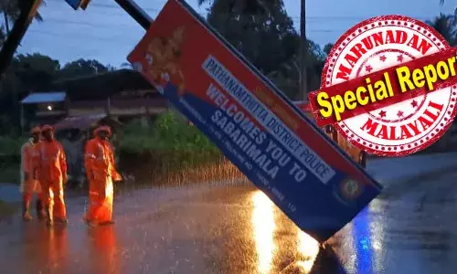 വാഹനമിടിച്ച് കൂറ്റന്‍ പരസ്യ ബോര്‍ഡ് നടുറോഡില്‍ പോസ്റ്റിലിടിച്ച് പുകഞ്ഞ് കാര്‍; പത്തനംതിട്ടയില്‍ ഫയര്‍ഫോഴ്സിന് പണിയോട് പണി!