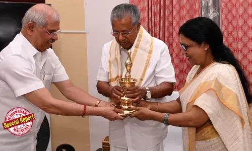 സമ്മാനമായി നിലവിളക്കും മുണ്ടും; പൊന്നാട അണിയിച്ച് ആദരിക്കല്‍; ക്ലിഫ് ഹൗസില്‍ നേരിട്ടെത്തി മുഖ്യമന്ത്രിക്ക് പിറന്നാള്‍ ആശംസകള്‍ നേര്‍ന്ന് ഗവര്‍ണര്‍; ചില്ലറ തര്‍ക്കങ്ങള്‍ ഉണ്ടെങ്കിലും രാജേന്ദ്ര ആര്‍ലേക്കറുമായി നല്ല ബന്ധം കാത്ത് പിണറായി വിജയനും