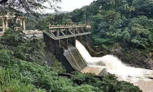 കല്ലാര്‍ക്കുട്ടി ഡാമിന്റെ ഒരു ഷട്ടര്‍ തുറന്നു; മുല്ലപ്പുഴയാറും പെരിയാറും ഉള്‍പ്പെടെയുള്ള നദീതീരങ്ങളിലെ ജനങ്ങള്‍ ജാഗ്രത പാലിക്കണമെന്ന് നിര്‍ദ്ദേശം; ഇടുക്കി ജില്ലയില്‍ വിനോദസഞ്ചാരത്തിനും നിയന്ത്രണം