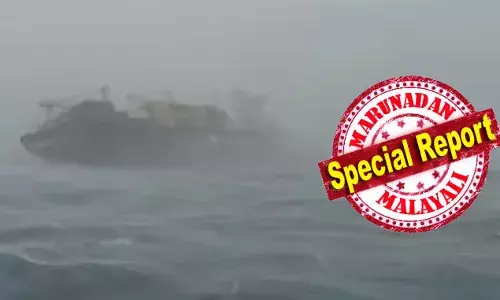 ആ ചരക്ക് കപ്പല്‍ മുങ്ങുന്നു; കടലില്‍ ചെരിഞ്ഞ കപ്പലിലെ ക്യാപ്റ്റനെയും രണ്ട് ജീവനക്കാരെയും കപ്പലില്‍നിന്നു മാറ്റി; കോസ്റ്റ് ഗാര്‍ഡും നാവികസേനയും സ്ഥിതിഗതികള്‍ നിരീക്ഷിക്കുന്നു; കേരളത്തിലെ തീരങ്ങളില്‍ അതീവ ജാഗ്രത; രക്ഷാപ്രവര്‍ത്തനം അസാധ്യമായേക്കും; കൂടുതല്‍ കണ്ടൈനറുകള്‍ കടലില്‍ പതിക്കുമ്പോള്‍