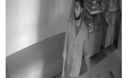 തുണിക്കടയിലെ ഗ്ലാസ് ഡോർ തുറന്ന് അകത്തുകയറി; ചുറ്റും ഒന്ന് പരതി നോക്കി; മേശപ്പുറത്തു നിന്ന് ഫോണുമായി സ്ഥലംവിട്ട് വിരുതൻ; ക്യാമറയിൽ എല്ലാം പതിഞ്ഞപ്പോൾ സംഭവിച്ചത്!
