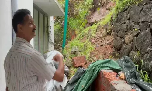 വലിയ ശബ്ദത്തിൽ കല്ലുകൾ ഇടിഞ്ഞുവീണു; നിലവിളി കേട്ട് ആളുകൾ ഓടിയെത്തി; വീടിന്റെ സംരക്ഷണഭിത്തി തകർന്ന് അപകടം; നവജാത ശിശുവിന് പരിക്ക്; ആശുപത്രിയിൽ പ്രവേശിപ്പിച്ചു