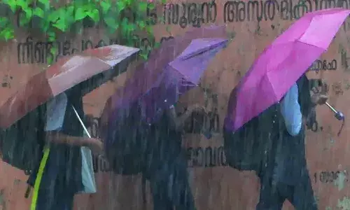 കാലവര്‍ഷം കനത്തു, റെഡ് അലേര്‍ട്ട്: വിവിധ ജില്ലകളിലെ വിദ്യാഭ്യാസ സ്ഥാപനങ്ങള്‍ക്ക് തിങ്കളാഴ്ച അവധി; സ്‌പെഷല്‍ ക്ലാസുകള്‍ വയ്ക്കരുതെന്ന് നിര്‍ദേശം
