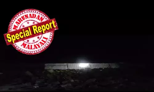 കൊച്ചി പുറംകടലില്‍ മുങ്ങിയ ചരക്കുകപ്പലിലെ കണ്ടെയ്‌നര്‍ കൊല്ലം തീരത്തടിഞ്ഞു; കണ്ടെയ്‌നര്‍ കണ്ടെത്തിയത് രാത്രി കടലില്‍ നിന്നും വലിയ ശബ്ദം കേട്ടെത്തിയ നാട്ടുകാര്‍: ചെറിയഴീക്കല്‍ തീരത്തടിഞ്ഞ കണ്ടെയ്‌നര്‍ കടല്‍ഭിത്തിയിലേക്ക് ഇടിച്ചുകയറിയനിലയില്‍: സമീപത്തെ വീട്ടുകാരെ മാറ്റിപ്പാര്‍പ്പിച്ചു