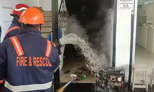 ജനറേറ്ററിന്റെ ചൂടു കൊണ്ട് സമീപത്തുണ്ടായിരുന്ന പേപ്പര്‍ മാലിന്യത്തിന് തീപിടിച്ചു; ജനറേറ്ററും പഴയ എക്സ്റേ മെഷിനും കത്തി നശിച്ചു; പത്തനംതിട്ട പൂങ്കാവില്‍ ആശുപത്രിയില്‍ തീ പിടുത്തം