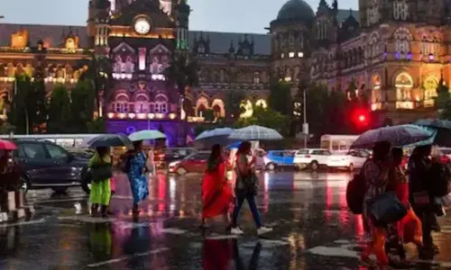 തെക്കുപടിഞ്ഞാറന്‍ കാലവര്‍ഷം മുംബൈയില്‍ നേരത്തെയെത്തി; കനത്തമഴയില്‍ നനഞ്ഞു കുതിര്‍ന്ന് മുംബൈ നഗരം; മെട്രോ സ്റ്റേഷനില്‍ വെള്ളംകയറി